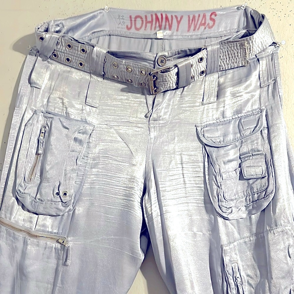 Johnny Was 2 piece blouse & cargo pants with 4 cargo pockets to the front. - Picture 10 of 13